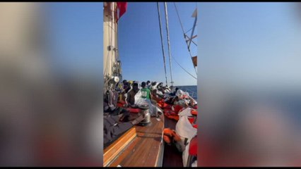 Open Arms: il veliero Astral soccorre 51 persone partite dalla Tunisia