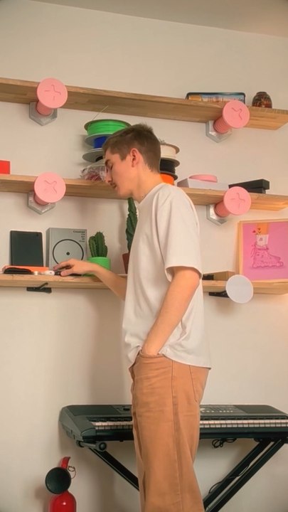 J4 - Vide poche en 3D ! Ça aurait pu être pire mais ça aurait pu être mieux mdrr, faut dire que c’était pas la forme la plus adaptée à imprimer en 3D. Si y’a des expérimentés, j’suis preneur de conseil sur celui là 🙏🏼 #3dprint #design #decoration