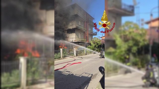 Fermo, incendio in ferramenta: evacuate le famiglie residenti (11.08.25)