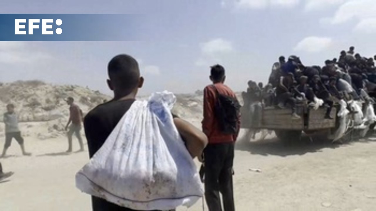 Palestinos recogen ayuda humanitaria lanzada por aire por el Ejército Francés