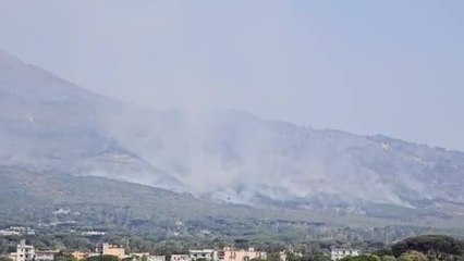 Il Vesuvio brucia ancora, canadair ed elicotteri in azione