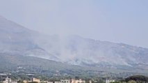 Il Vesuvio brucia ancora, canadair ed elicotteri in azione