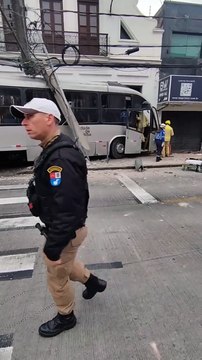 Motorista de ônibus fica preso às ferragens em acidente em Curitiba