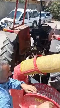 Şanlıurfa’nın Haliliye ilçesine bağlı Kısas kırsal mahallesinde yaşanan elektrik kesintisi, taziye evinde dikkat çeken bir manzaraya neden oldu.