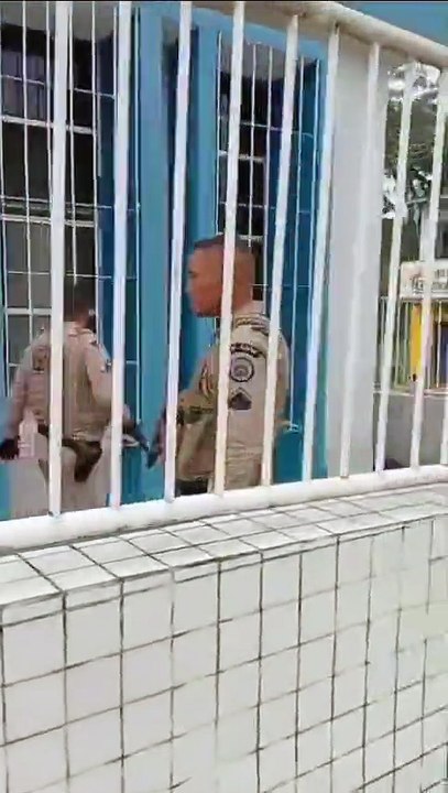 Com facão em mãos, homem em surto invade fórum de cidade baiana e causa destruição