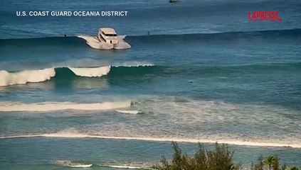 Hawaii, imbarcazione trascinata dalle onde si incaglia a riva