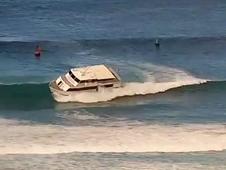 Touristenfähre kracht auf Riff und kentert fast