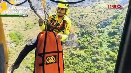 Catania, Guardia di finanza soccorre un escursionista caduto nei Laghetti di Cavagrande