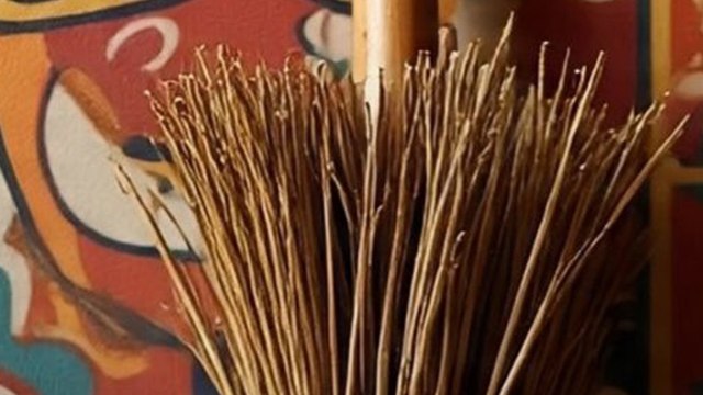 वास्तु के अनुसार नई झाड़ू लाने के बाद जरूर करें ये काम!