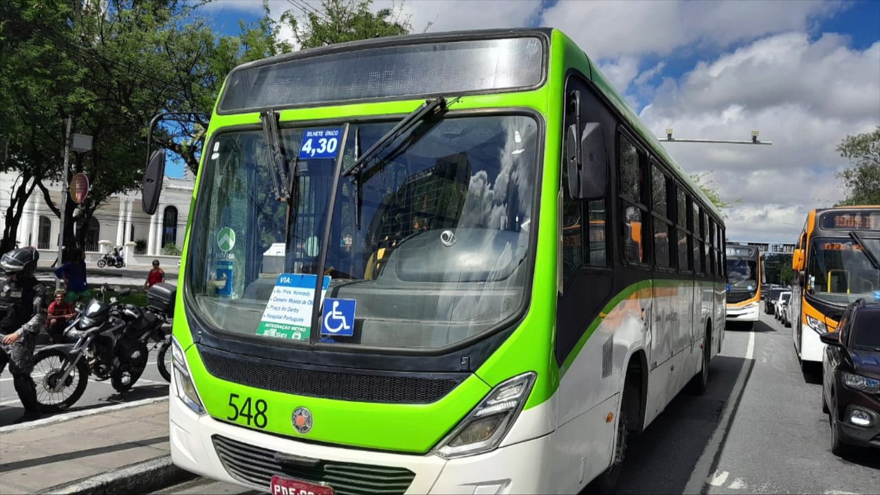 cresce onda de vandalismo contra ônibus no Grande Recife: 853 casos registrados e trabalhadores em risco