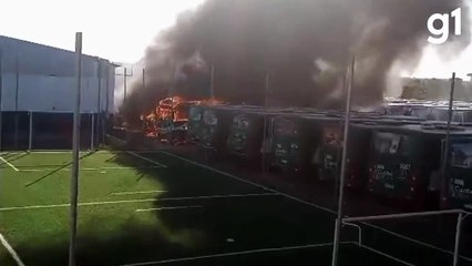 Seis ônibus são atingidos por incêndio em pátio de empresa de transporte em Cuiabá