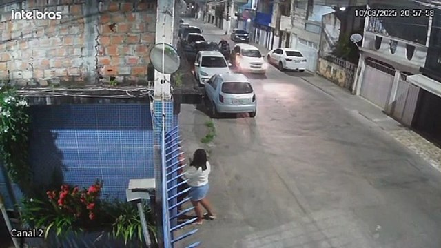 Câmeras de segurança flagram assalto à mão armada no bairro de Mussurunga