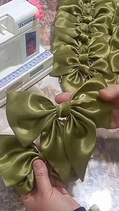 DIY Bow Tutorial via: @lacos_dicasLearn how to make a cute and simple bow in this easy DIY tutorial — perfect for gifts, hair accessories, or home décor!