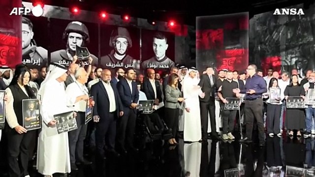 I giornalisti di Al Jazeera protestano dopo l'uccisione dei colleghi in un attacco israeliano