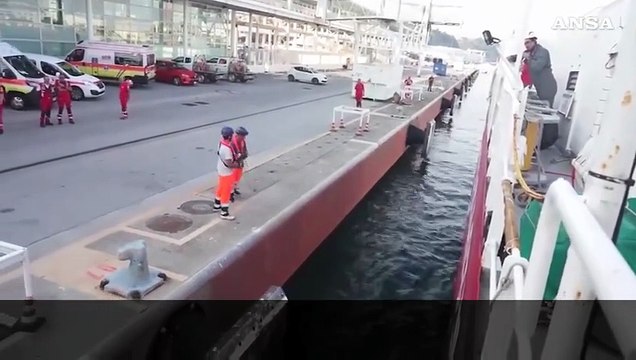 Sbarcati a Savona i 146 migranti soccorsi dalla Life Support di Emergency