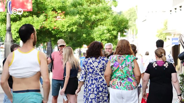 Españoles encuentran formas creativas para escapar del calor