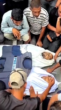 Palestinos asisten al funeral de los periodistas de Al Jazeera asesinados en un ataque aéreo israelí