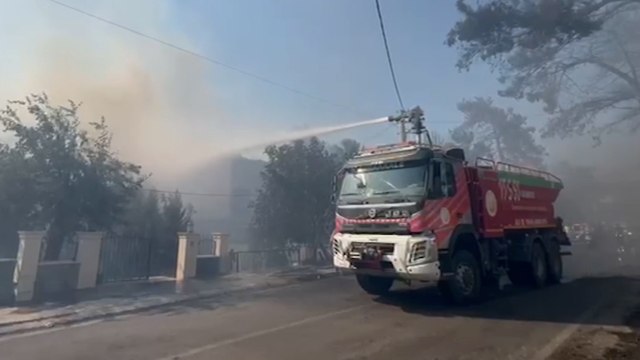 Çanakkale’de yerleşim alanlarına sıçrayan orman yangınına müdahale ediliyor