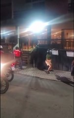 Motociclistas derrubam portão de prédio após agressão contra entregador em Fortaleza