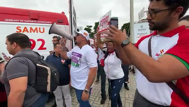 Em protesto, servidores da Saúde do Ceará reivindicaram demandas da categoria durante a solenidade