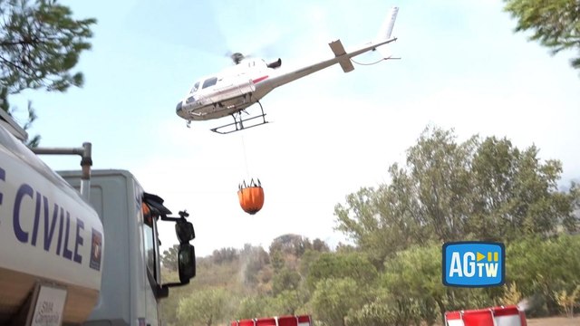 Le spettacolari operazioni di carico d'acqua degli elicotteri in un'azienda agricola durante lo spegnimento dei roghi sul Vesuvio