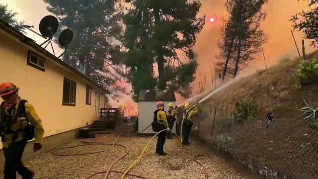 Más de 2700 evacuados por incendios en las afueras de Los Ángeles