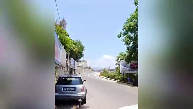 VEDE UN CANE ANZIANO ABBANDONATO IN MEZZO ALLA STRADA E QUELLO CHE FA PER LUI È DA APPLAUSI!!