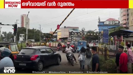 ഇത്രയും അത്യാവശ്യമോ...?; അലാം മുഴങ്ങി റെയിൽവേ ​ഗേറ്റ് താഴ്ന്നിട്ടും പാളത്തിലേക്ക് പാഞ്ഞ് വാഹനങ്ങൾ
