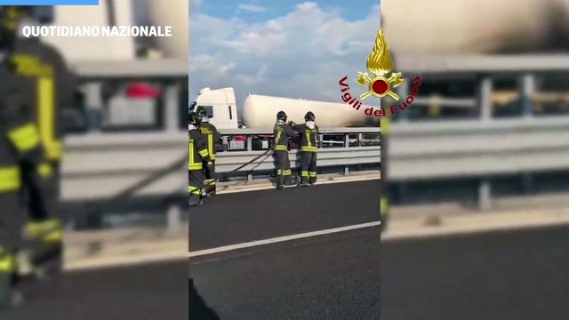 Camion in fiamme sull'A1, traffico bloccato