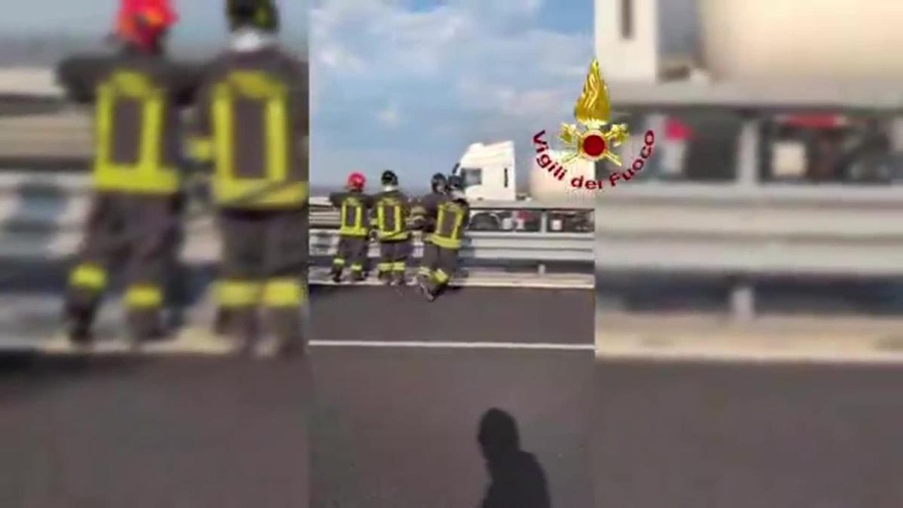 I vigili del fuoco spengono l'autocisterna in fiamme sulla A1: il video