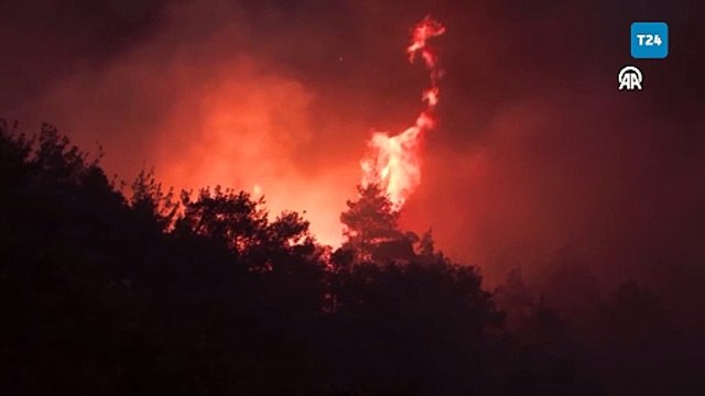 Manisa'nın Soma ilçesinde çıkan orman yangınına havadan ve karadan müdahale ediliyor