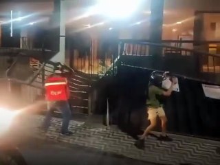 Trabalhadores derrubam portão de condomínio após entregador ser agredido por cliente; assista