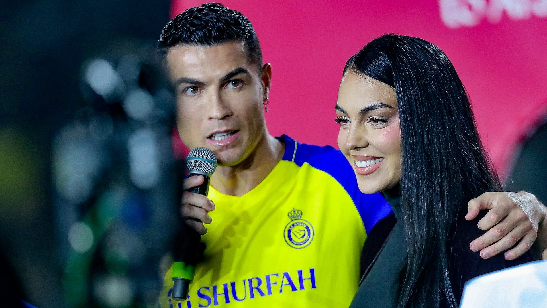 El astro del f�tbol portugu�s Cristiano Ronaldo y la modelo e influencer espa�ola Georgina Rodr�guez anunciaron este lunes en redes sociales que se casan, tras casi diez a�os de noviazgo y varios hijos en com�n.

En una publicaci�n en Instagram, Rodr�guez, de 31 a�os, comparti� una foto de las manos de ambos, luciendo un gran anillo, acompa�ada del mensaje: "S�, quiero. En esta y en todas mis vidas". La imagen ha recibido una avalancha de felicitaciones y mensajes de admiradores.

Cristiano Ronaldo, actualmente jugador del Al Nassr saud�, y Georgina Rodr�guez mantienen una relaci�n desde 2016.