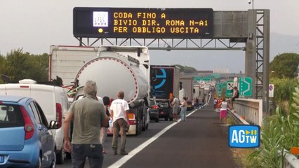 A1, autostrada paralizzata da cisterna in fiamme. Gli automobilisti denunciato: «Nessun supporto, neanche acqua»