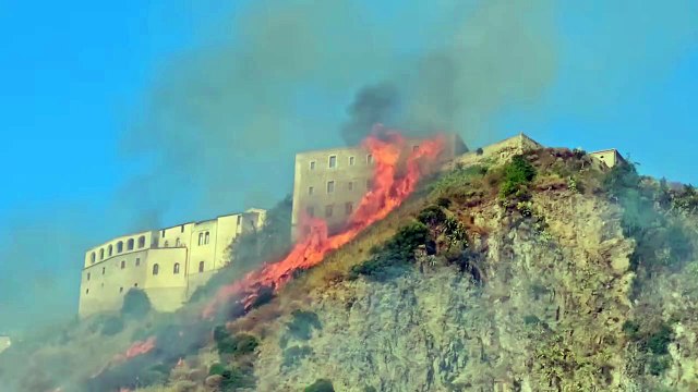 Incendio a Fiumefreddo Bruzio