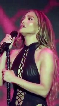 ¡Ni un grillo detiene a JLo! Jennifer López vive momento inesperado en pleno show