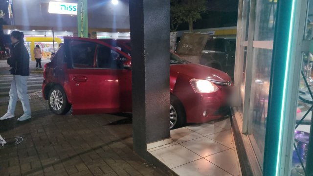 Etios e Polo colidem no Centro de Cascavel
