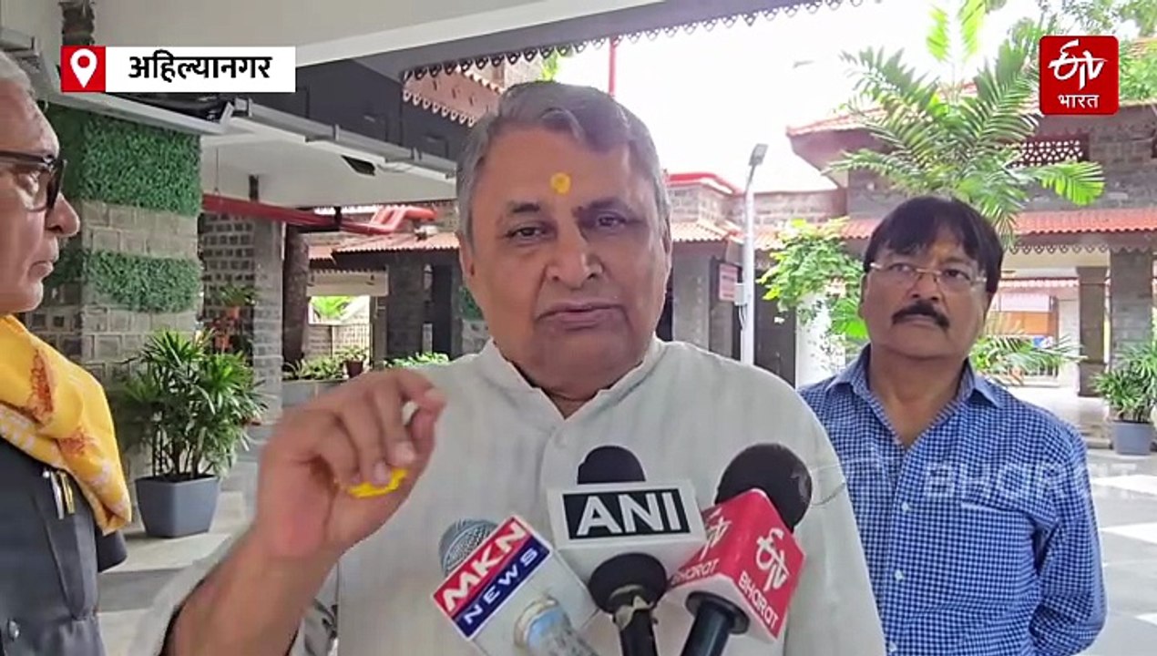 दोन-दोन मतदार ओळखपत्र प्रकरणावरून राजकीय वातावरण तापलं; बिहारचे मंत्री विजय कुमार चौधरी साई चरणी नतमस्तक