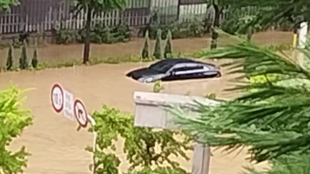 [제보영상] 인천 계양구 작전동 도로 침수...차량 흙탕물에 잠겨 / YTN