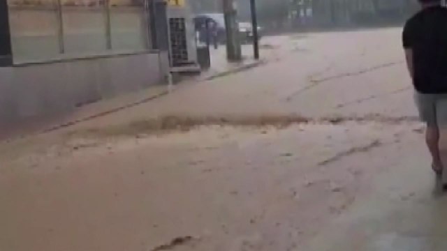 [제보영상] 물건 둥둥 ...발목까지 잠긴 김포 고촌읍 도로 / YTN