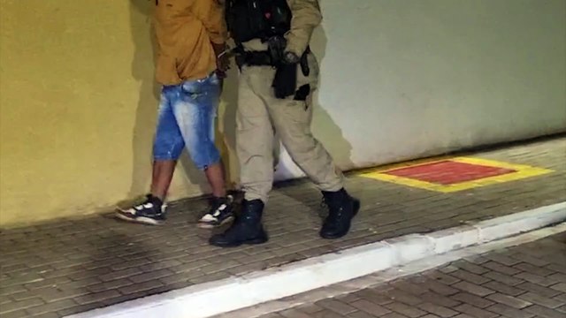 Homem é detido em flagrante durante tentativa de furto de fios em obra na Rua Nereu Ramos