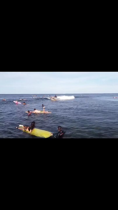 Sharing a wave #cloud9 #siargao