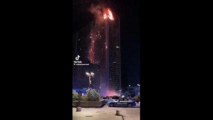 Incendio in un grattacielo al Centro Direzionale, cascata di fuoco
