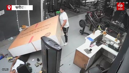 Watch: जिम में वर्कआउट के बाद बेहोश होकर गिरा युवक, लकड़ी की अलमारी के नीचे दबा, साथी ने ऐसे बचाई जान