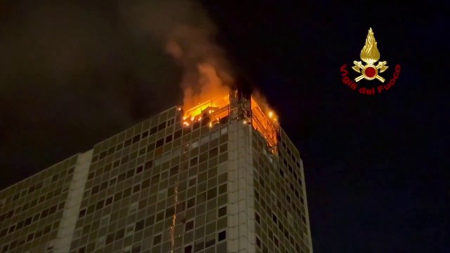 Incendio a Napoli negli uffici del Centro Direzionale, le immagini