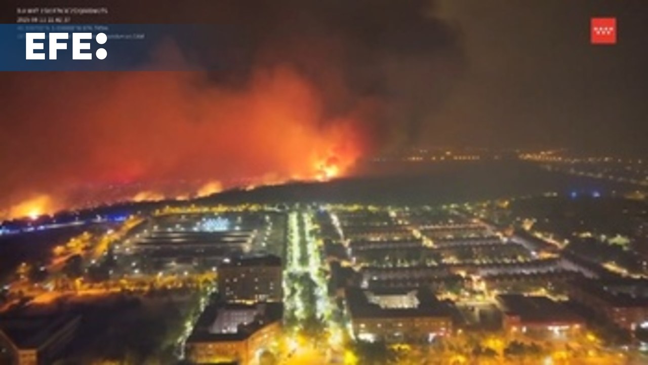 Imágenes de anoche del incendio en Tres Cantos (Madrid)
