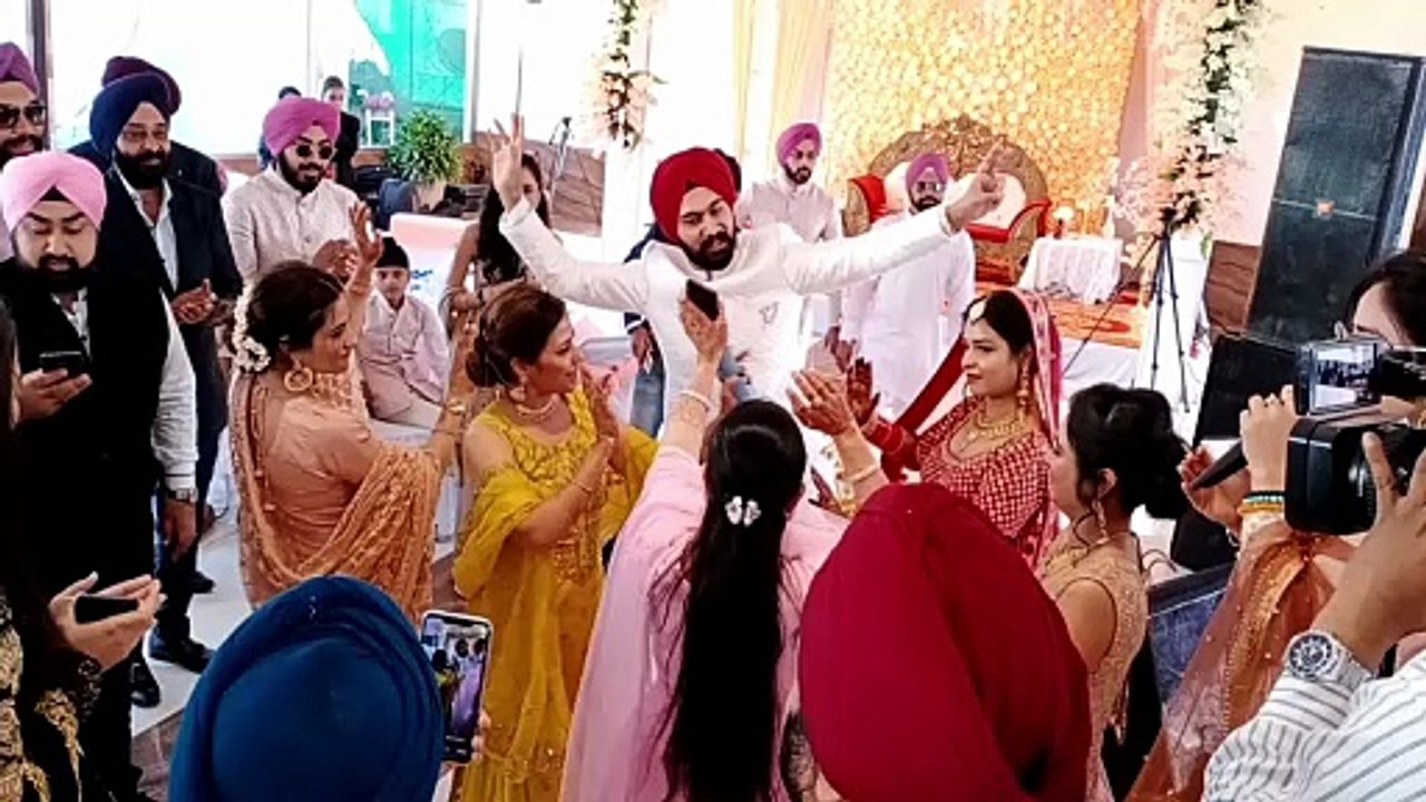 Bari Barsi Khatan Gaya Si – Traditional Punjabi Wedding Sangeet Song | Boliyan by Neelam Chauhan
