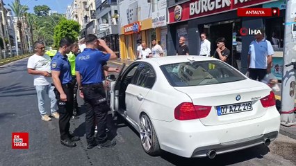 Antalya'da ırmızı ışıkta bekleyen sürücünün önünü kesip saldırdılar