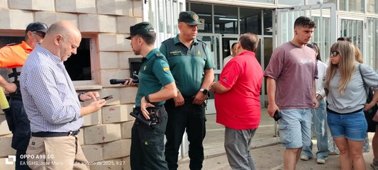 La Guardia Civil informa de la situación en La Valdería a los vecinos alojados en el pabellón de La Bañeza