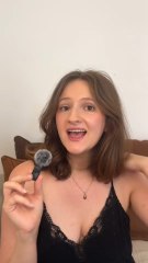 🥄💸 Peut-on devenir riche en mangeant le Wall Street Journal ? L’artiste Pope.L l’a testé… littéralement. 😳Tu ne le connais pas encore ? Il est temps.